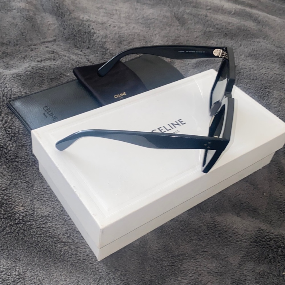 AUTHENTIC 55MM Oversized Square Sunglasses
Color: BLACK
Price: 460.00